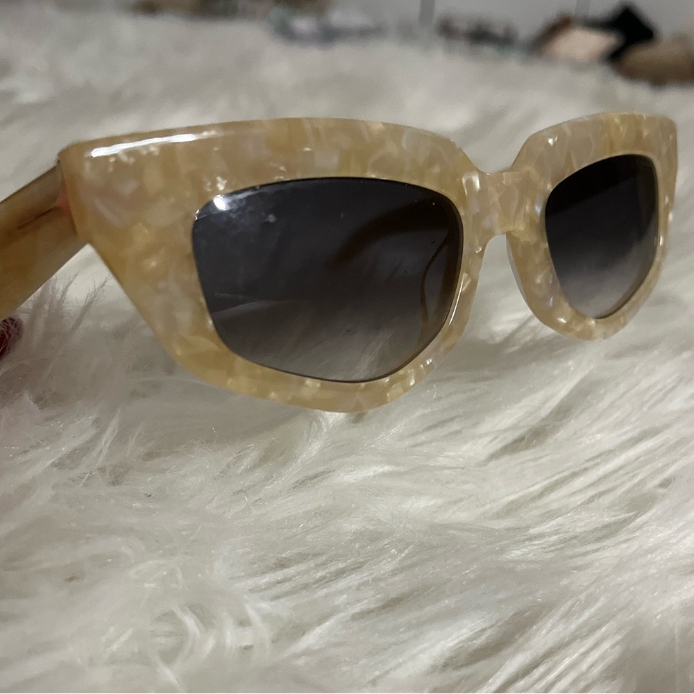 Dezi "On Read" sunglasses